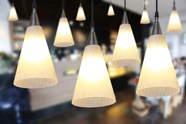Iluminação quente lâmpadas de teto modernas no café . — Fotografia de Stock