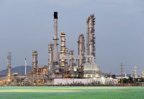 Oil refinery in the evening. — Stock Photo, Image