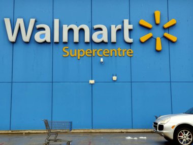 Toronto, Kanada, 2020. Walmart mağazası önü. Walmart Inc., Amerikan perakende şirketi hipermarketler, indirim departmanları ve bakkallar işletiyor. Fortune 500 şirketi, aynı zamanda Amerika 'nın en büyük işvereni.