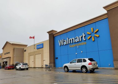 Toronto, Kanada, 2020. Walmart mağazası önü. Walmart Inc., Amerikan perakende şirketi hipermarketler, indirim departmanları ve bakkallar işletiyor. Fortune 500 şirketi, aynı zamanda Amerika 'nın en büyük işvereni.
