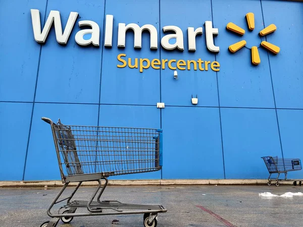 Toronto, Kanada, 2020. Walmart mağazası önü. Walmart Inc., Amerikan perakende şirketi hipermarketler, indirim departmanları ve bakkallar işletiyor. Fortune 500 şirketi, aynı zamanda Amerika 'nın en büyük işvereni.