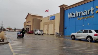 Toronto, Kanada, 2020. Walmart mağazası önü. Walmart Inc., Amerikan perakende şirketi hipermarketler, indirim departmanları ve bakkallar işletiyor. Fortune 500 şirketi, aynı zamanda Amerika 'nın en büyük işvereni.
