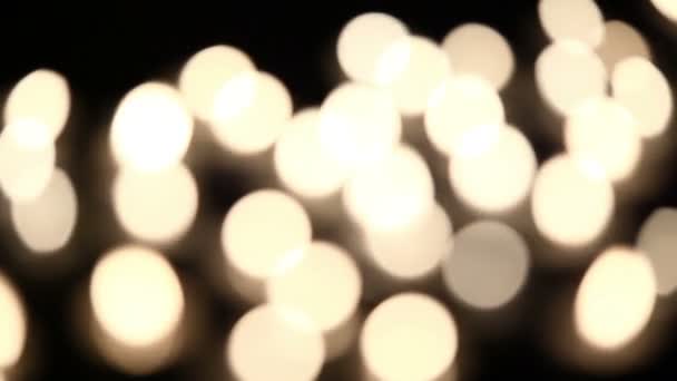 Die sich bewegende Flamme auf den kleinen Kerzen — Stockvideo