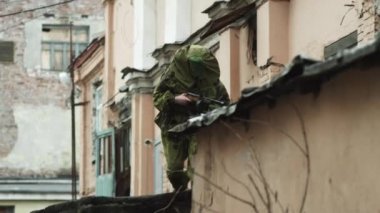 Dünya Savaşı'nın Rus askeri iki çalışır ve mashinegun vuruyor