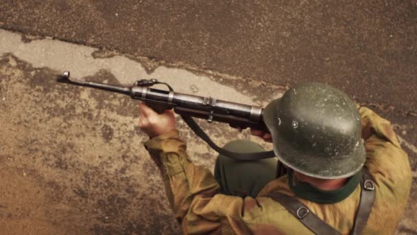 Немецкий солдат военного мира два выстрела из машинного пистолета в замедленной съемке — стоковое видео