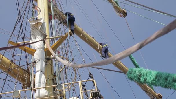 Zwei Matrosen auf dem Mast des Segelschiffs — Stockvideo