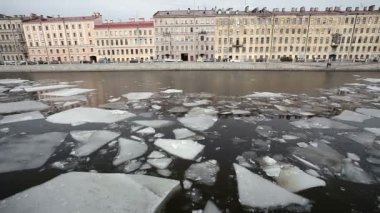 Buz drift Fontanka Nehri üzerinde