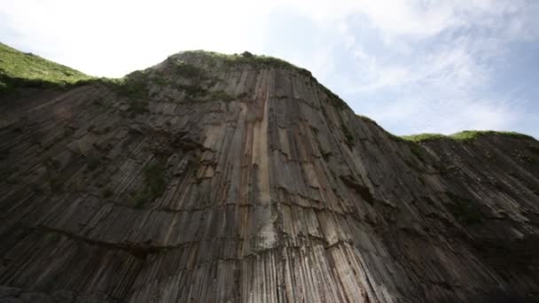 Ensam man skjuter foto nära pelare cape rock Kunashir, Kurilerna — Stockvideo