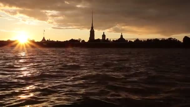 Blick auf die Peter-Paul-Festung am Sonnenuntergang vom Fluss aus — Stockvideo
