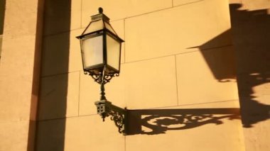 Tarihi evi duvar uzun gölgeli sokak fener