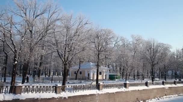 Eine Winterlandschaft aus orthodoxer Kirche und Glockenturm. — Stockvideo