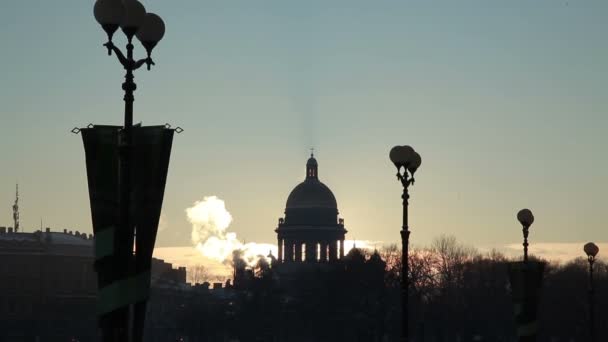 Sityscape pohled na katedrálu St Isaak na západ slunce v zimě — Stock video