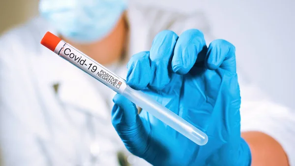 Доктор с тестом на коронавирус — стоковое фото