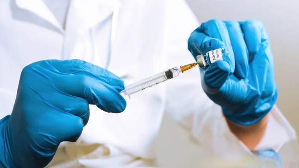 Vacina contra o coronavírus com seringa — Fotografia de Stock
