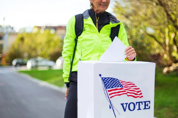 Amerykańska kobieta głosuje — Zdjęcie stockowe