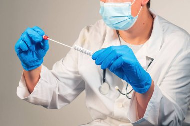 Koronavirüs testi olan bir doktor.