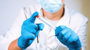Koronavirüs testi olan bir doktor.