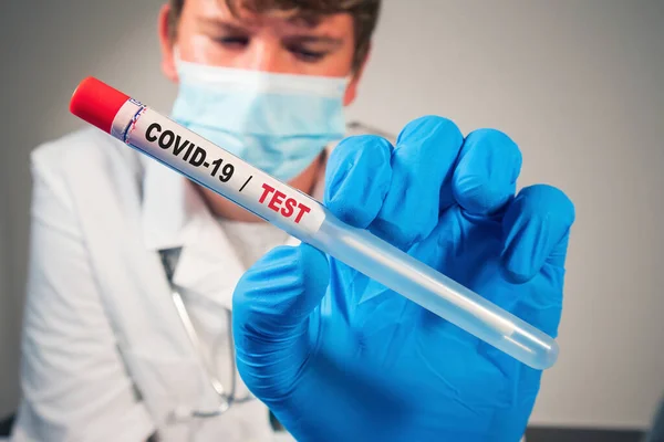 Доктор с тестом на коронавирус — стоковое фото