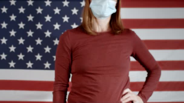 Mujer mostrando calcomanía electoral — Vídeos de Stock