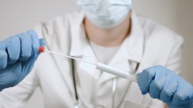 Koronavirüs testi olan bir doktor.