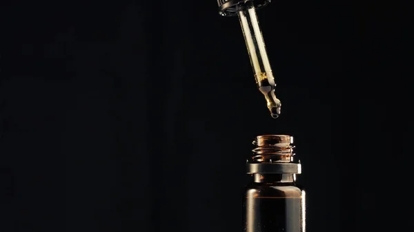 CBD 병 속의 기름을 짜는 CBD — 스톡 사진