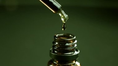 Şişe içinde CBD kenevir yağı