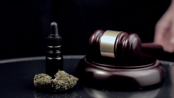 Cannabis und Richter sticheln — Stockvideo