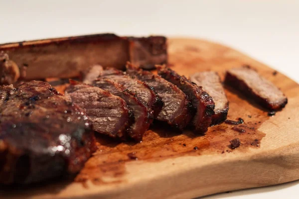 Bife de carne de bovino marmoreado T-bone — Fotografia de Stock