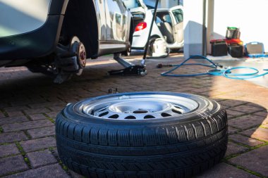 Evde lastik değişimi.