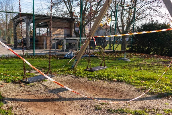 Закрытая и пустая детская площадка — стоковое фото