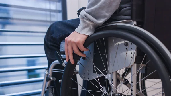 Mężczyzna na wózku inwalidzkim w salonie — Zdjęcie stockowe