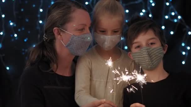 クリスマスのための輝きを持つ家族 — ストック動画