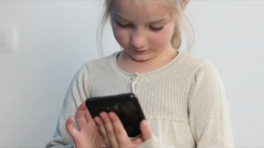 Akıllı telefonla oynayan çocuk