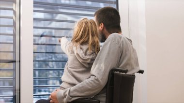 Kızı olan engelli bir baba.