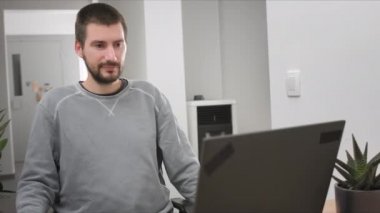 Uzaktan çalışan adam.