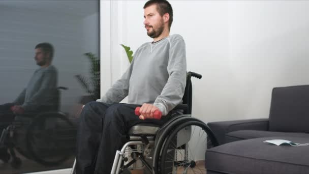 Homme en fauteuil roulant exercice — Video