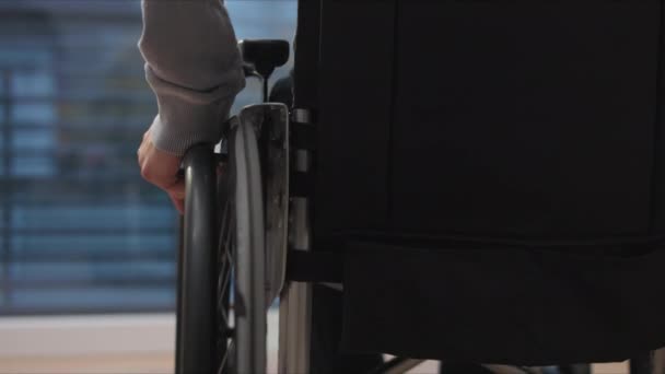 Homem em cadeira de rodas na sala de estar — Vídeo de Stock