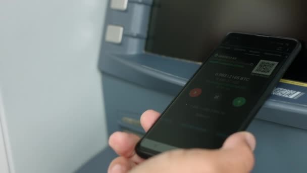 Bitcoin ATMとビジネスマン — ストック動画