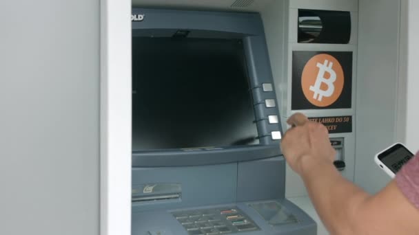 Bitcoin atm and businessman — Stock Video