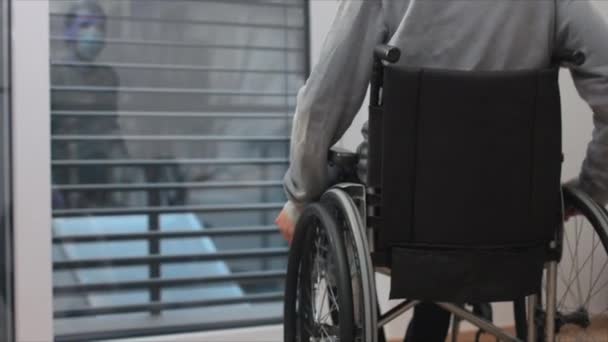 戴口罩的孤独残疾人 — 图库视频影像