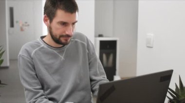 Uzaktan çalışan adam.