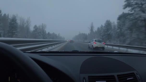 Auto guida su strada neve — Video Stock