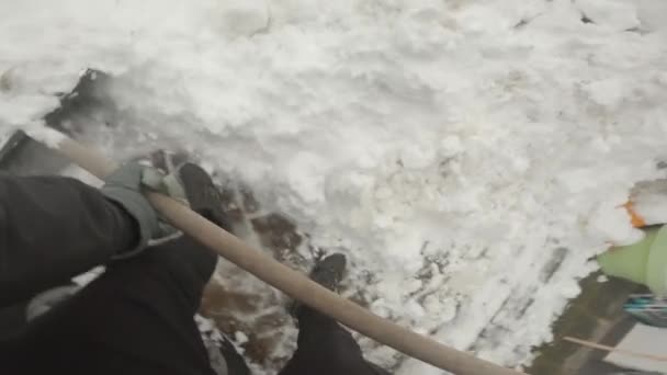 Escovar neve e gelo de um carro — Vídeo de Stock