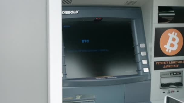 Bitcoin pinautomaat en zakenman — Stockvideo