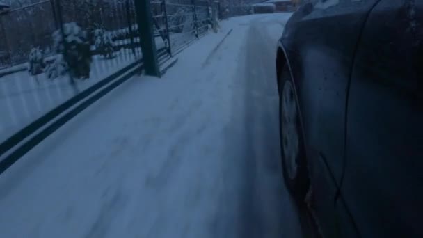 Mobil mengemudi di jalan salju — Stok Video