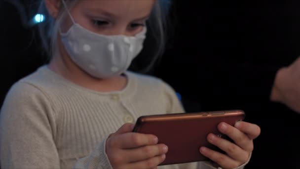 Enfant jouant avec smartphone — Video