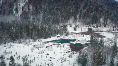Göl kıyısında kışın havadan görünüşü.