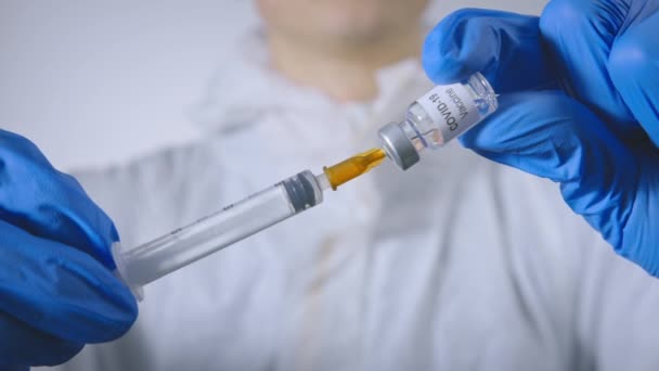 Flacon et seringue de vaccin contre le coronavirus — Video