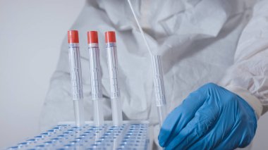 Laboratuvardaki hemşire.