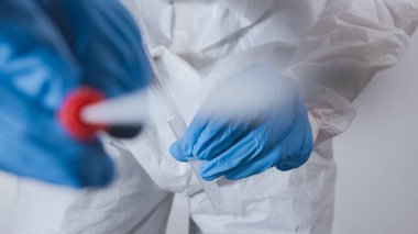 Laboratuvardaki hemşire.